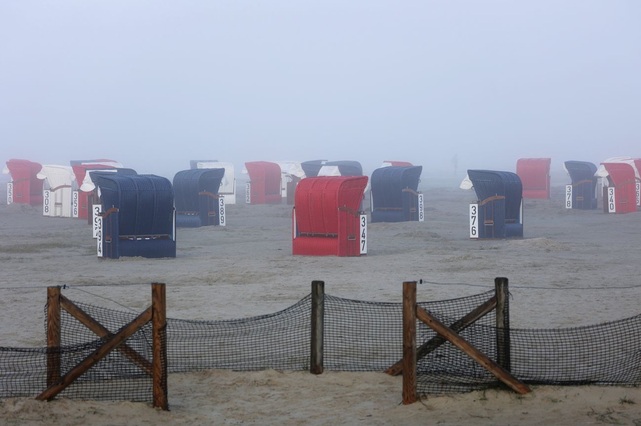 Strandkörbe im Herbstnebel