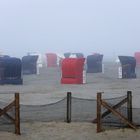 Strandkörbe im Herbstnebel