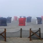 Strandkörbe im Herbstnebel