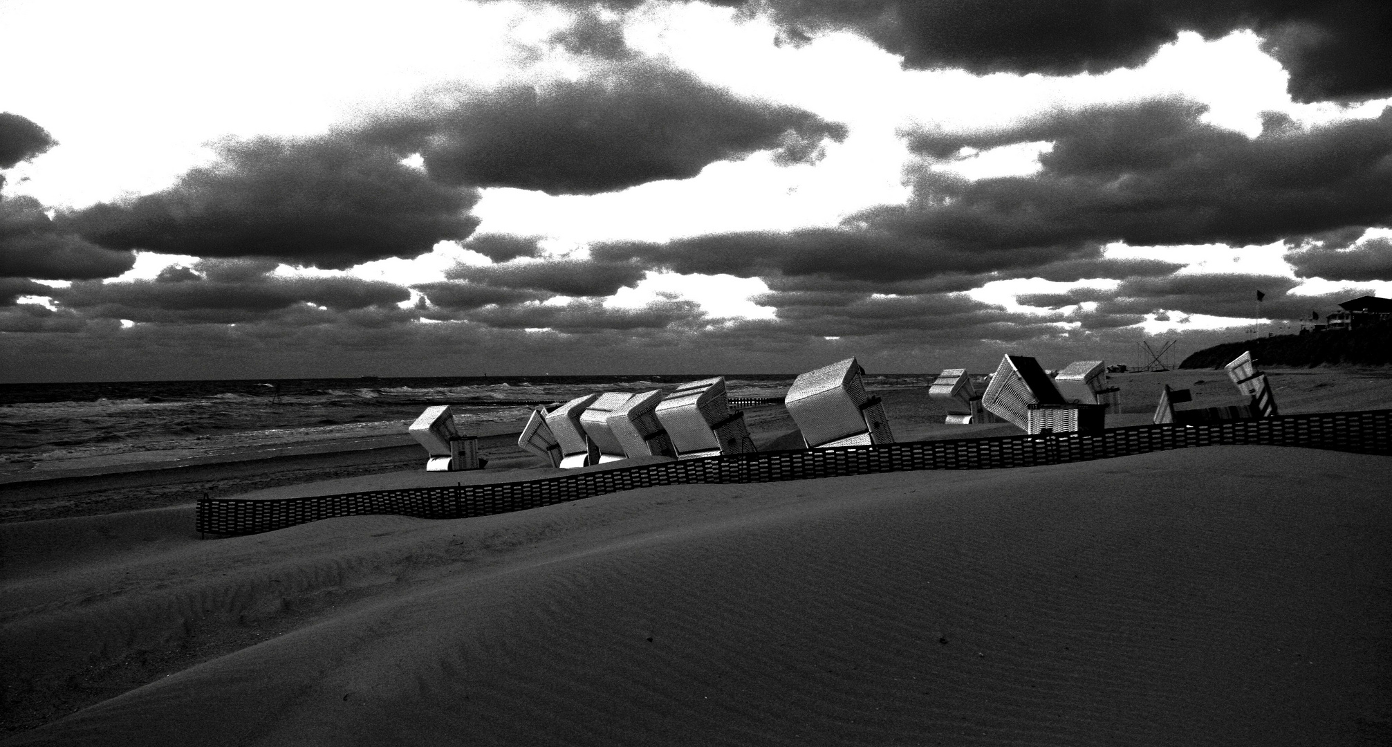 Strandkörbe im Mondlicht