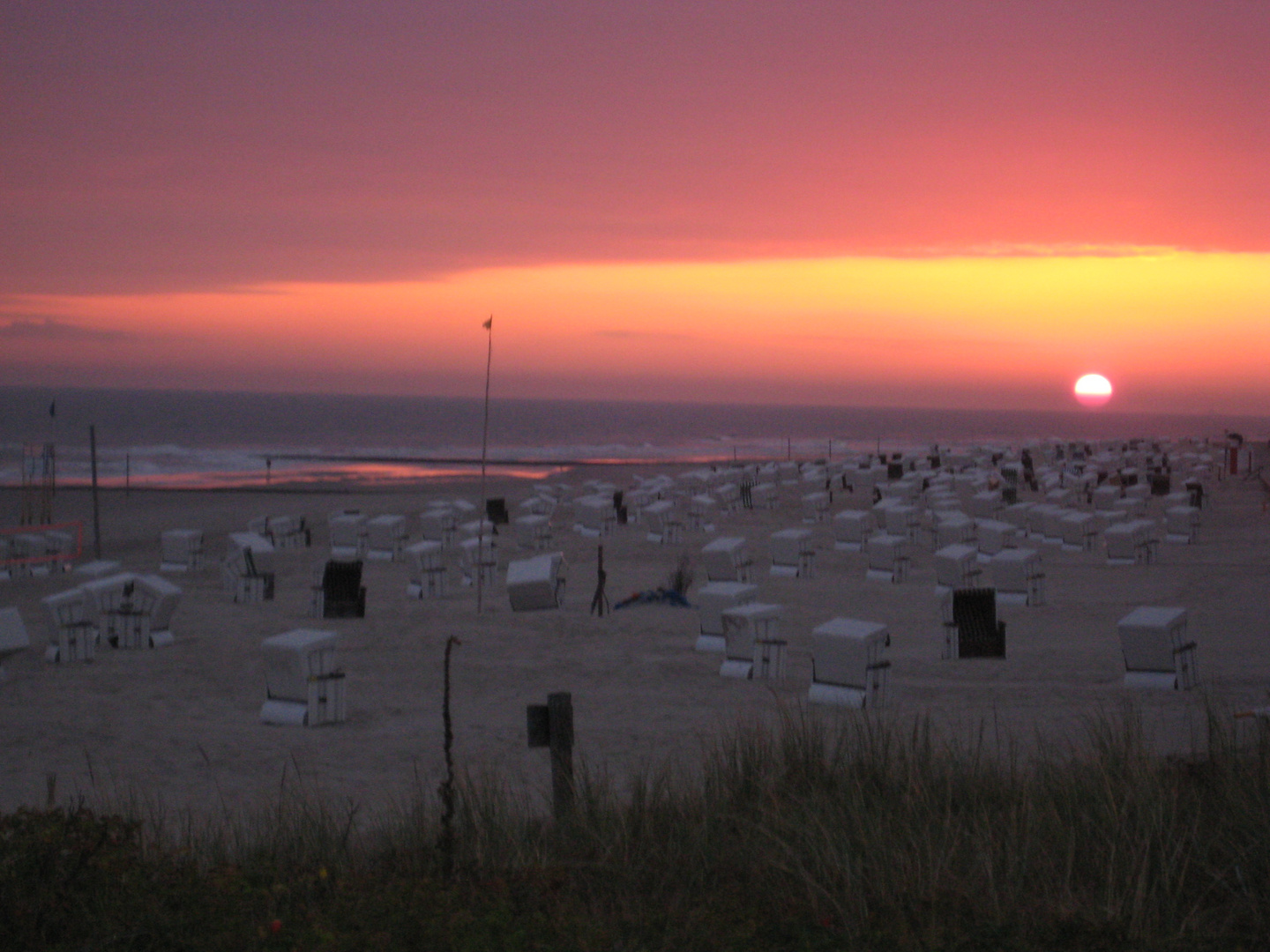 Strandkörbe im Morgengrauen