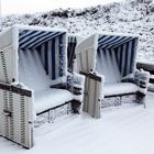 Strandkörbe im Schnee