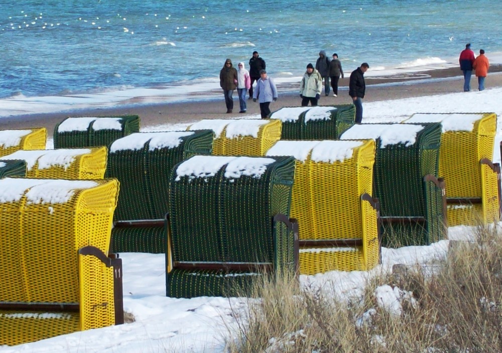 Strandkörbe im Schnee