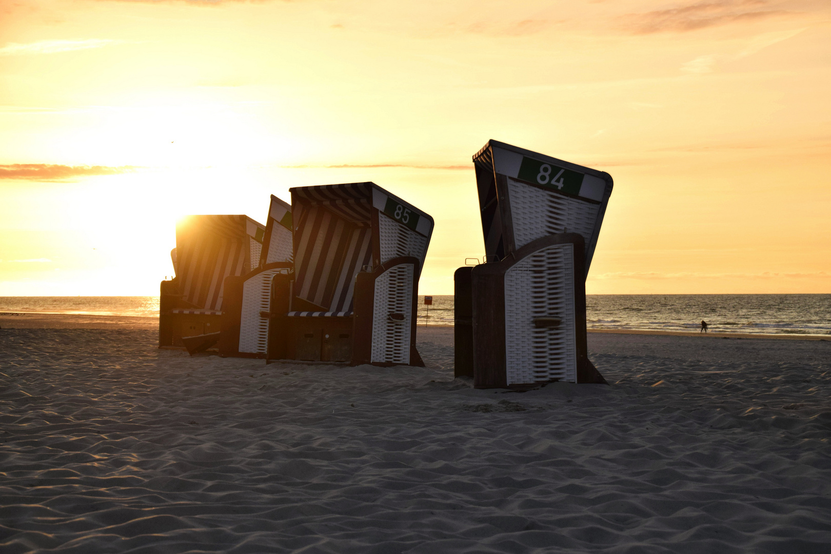 Strandkörbe im Sonnenuntergang