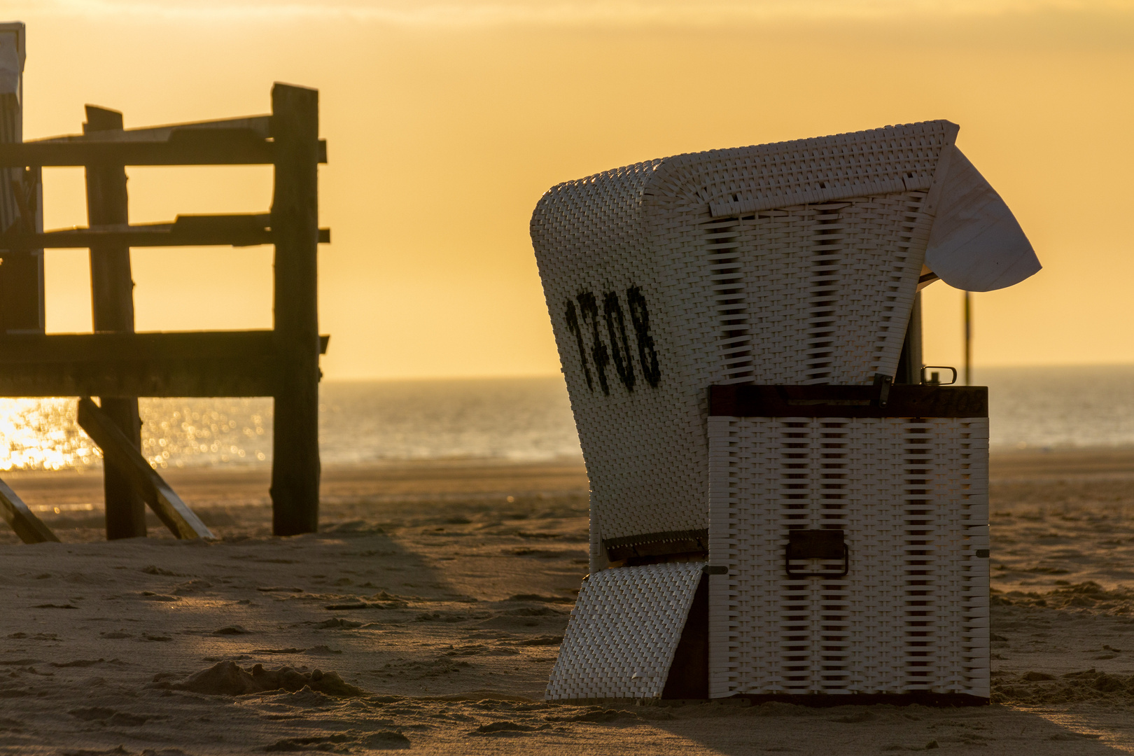 Strandkörbe im Sonnenuntergang