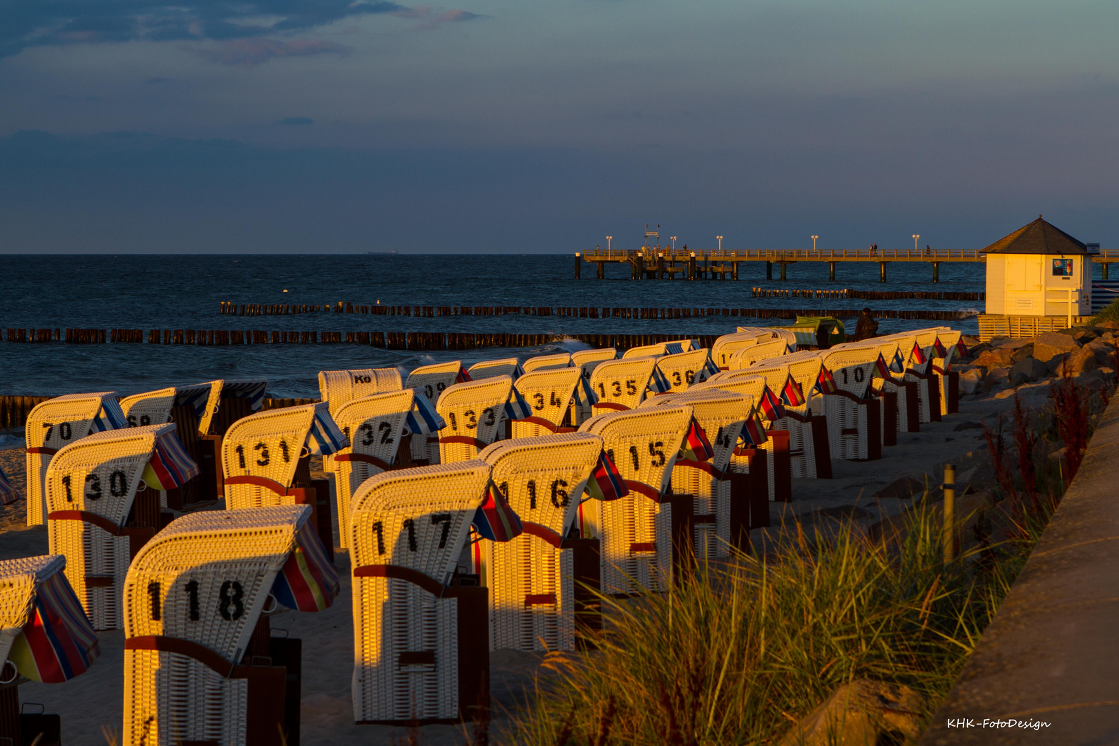 Strandkörbe im Sonnenuntergang