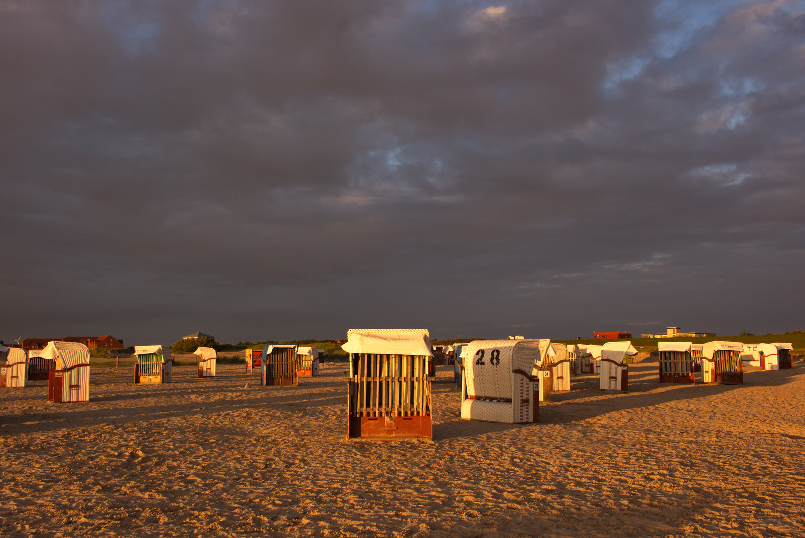 Strandkörbe im warmen Abendlicht