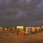 Strandkörbe im warmen Abendlicht