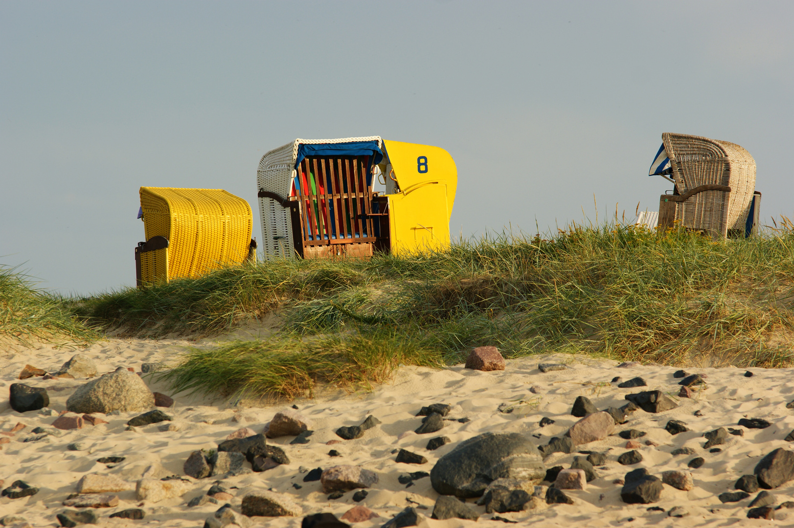 Strandkörbe in der Abendsonne