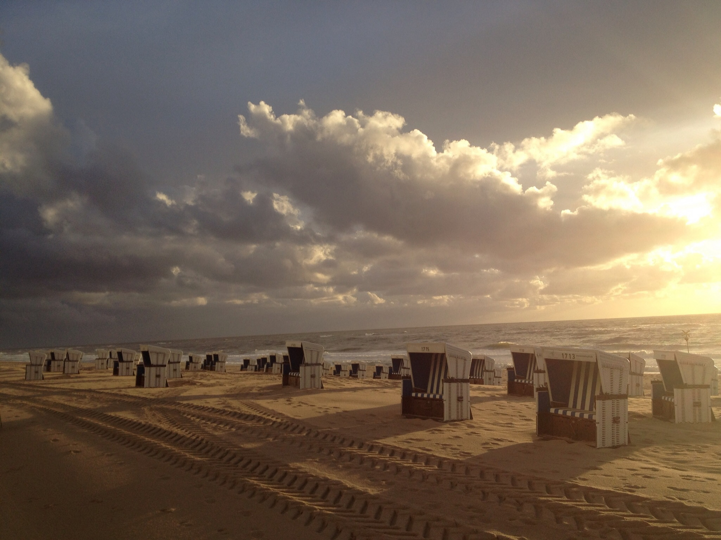 Strandkörbe in der Abendsonne