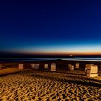 Strandkörbe in der Nacht