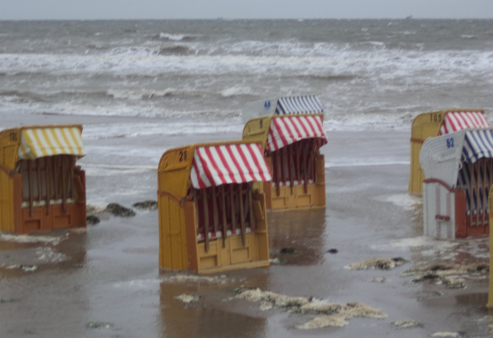 Strandkörbe in Not durch Hochwasser