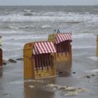 Strandkörbe in Not durch Hochwasser