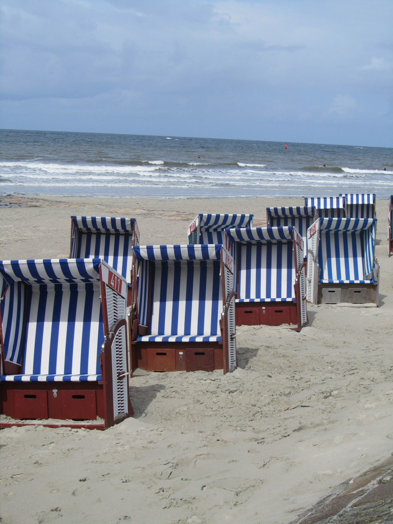 Strandkörbe kurz vor der Hauptsaison