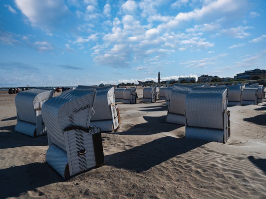 Strandkörbe mit Blick auf Leuchtturm und Teepott