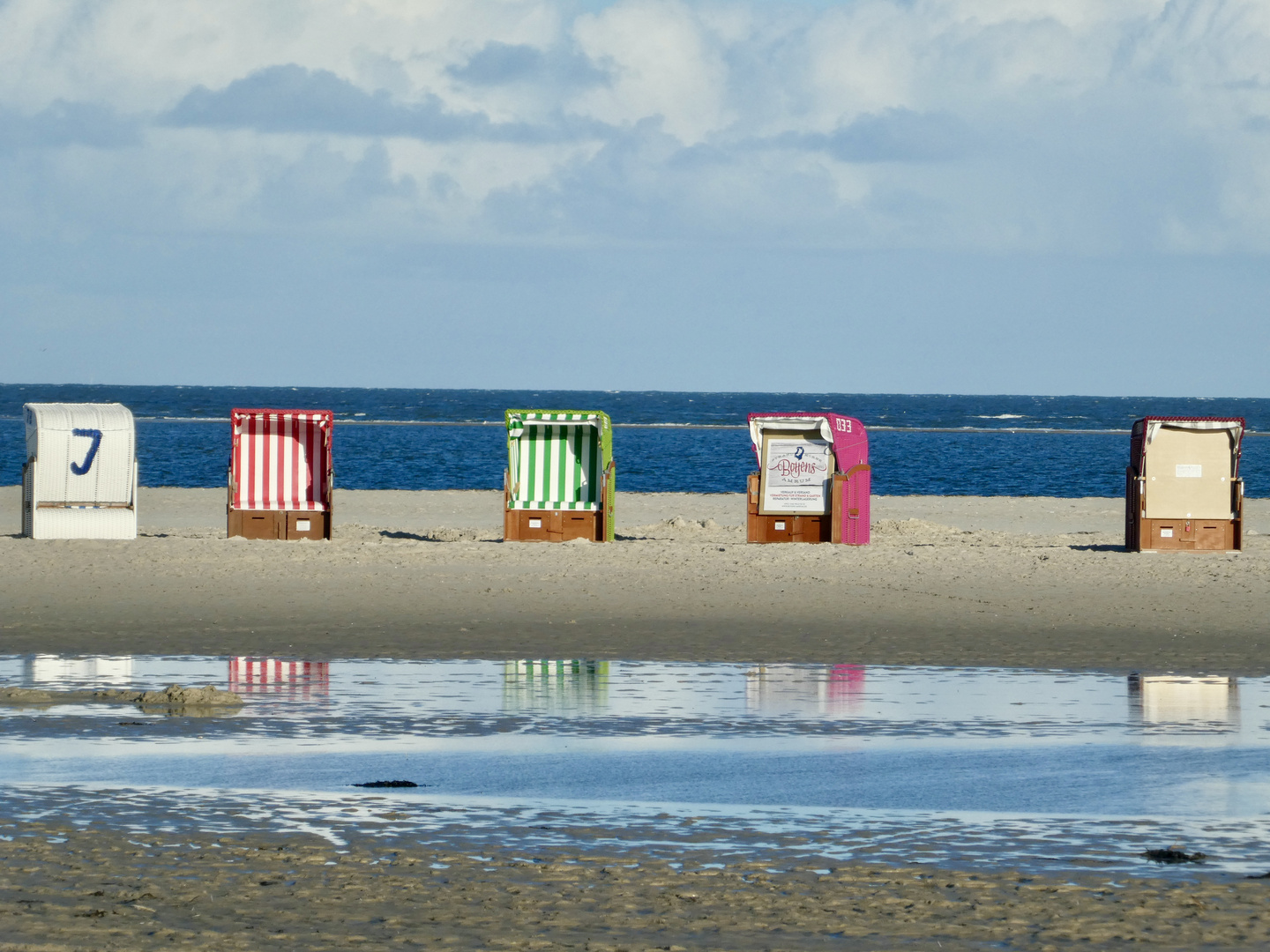 Strandkörbe mit Spiegelung