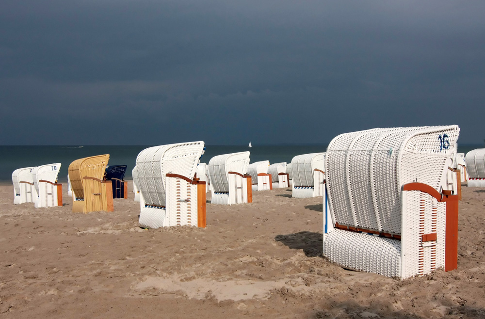 Strandkörbe nach Gewitterregen