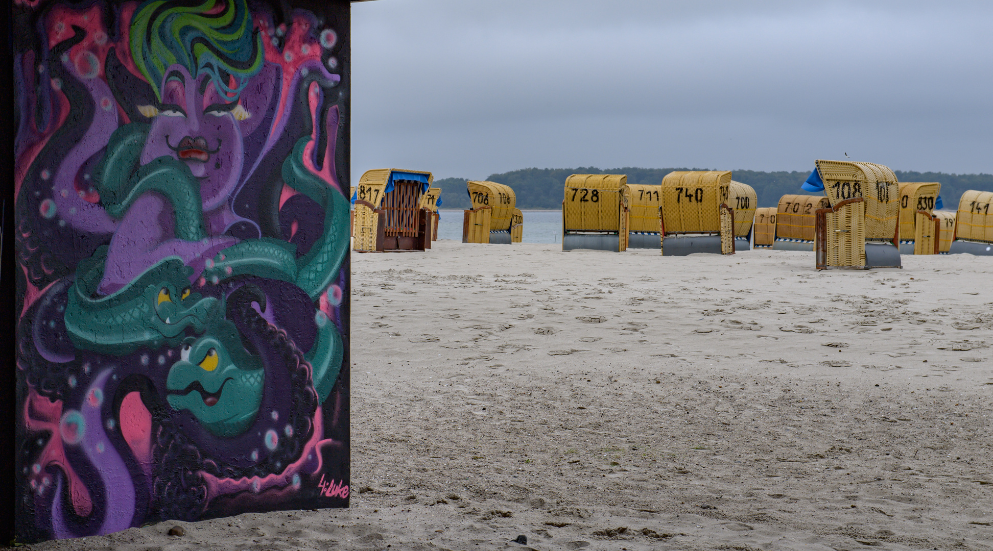 Strandkörbe und Graffiti in Laboe