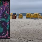 Strandkörbe und Graffiti in Laboe