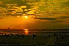 Strandkörbe vor dem Dorumer Wattenmeer