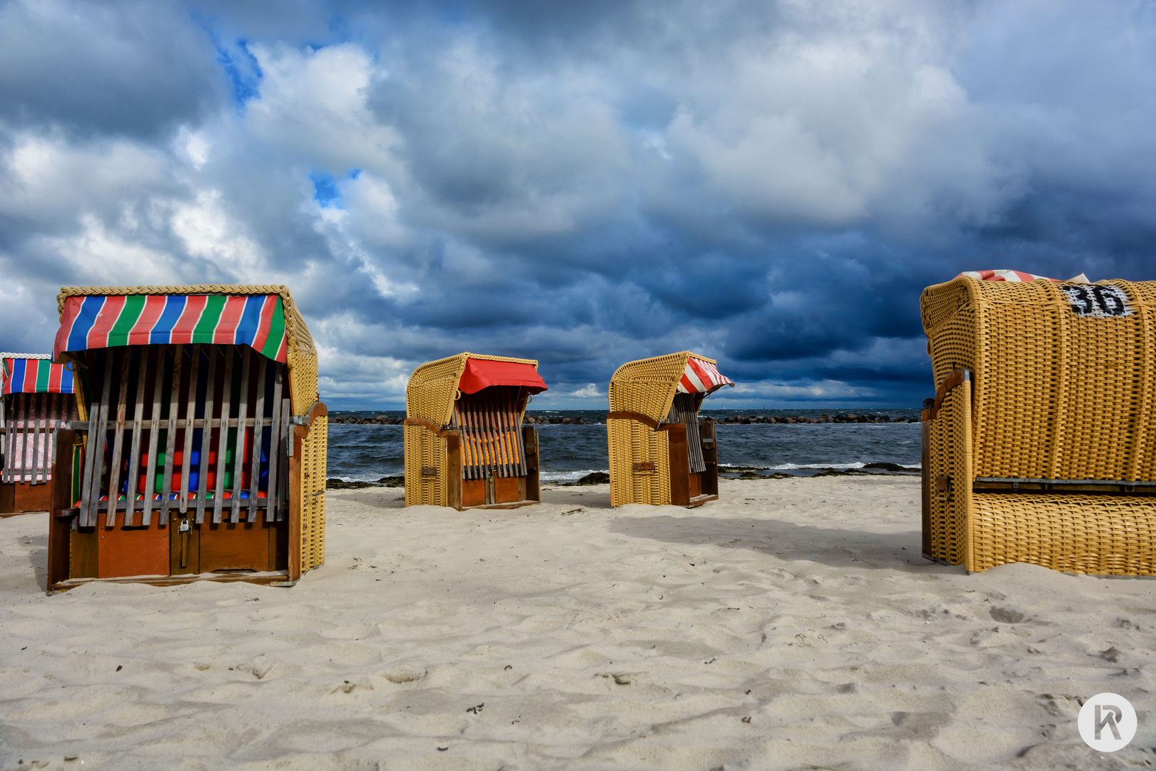 Strandkörbe vor dem Sturm