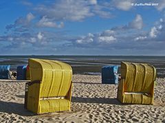 Strandkörbe vor dem Wattenmeer