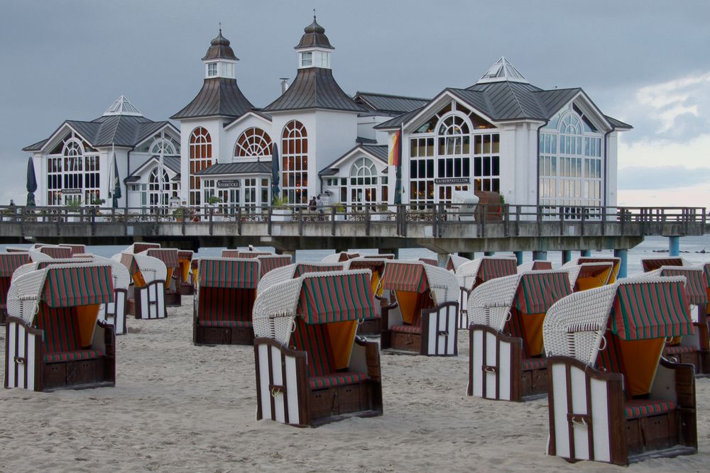 Strandkörbe vor der Seebrücke