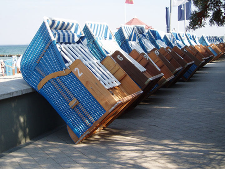 Strandkörbe warten auf die Reise ins Winterquartier