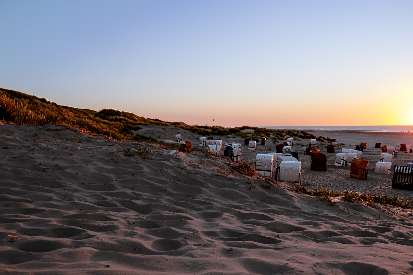 Strandkörben im Sonnenuntergang