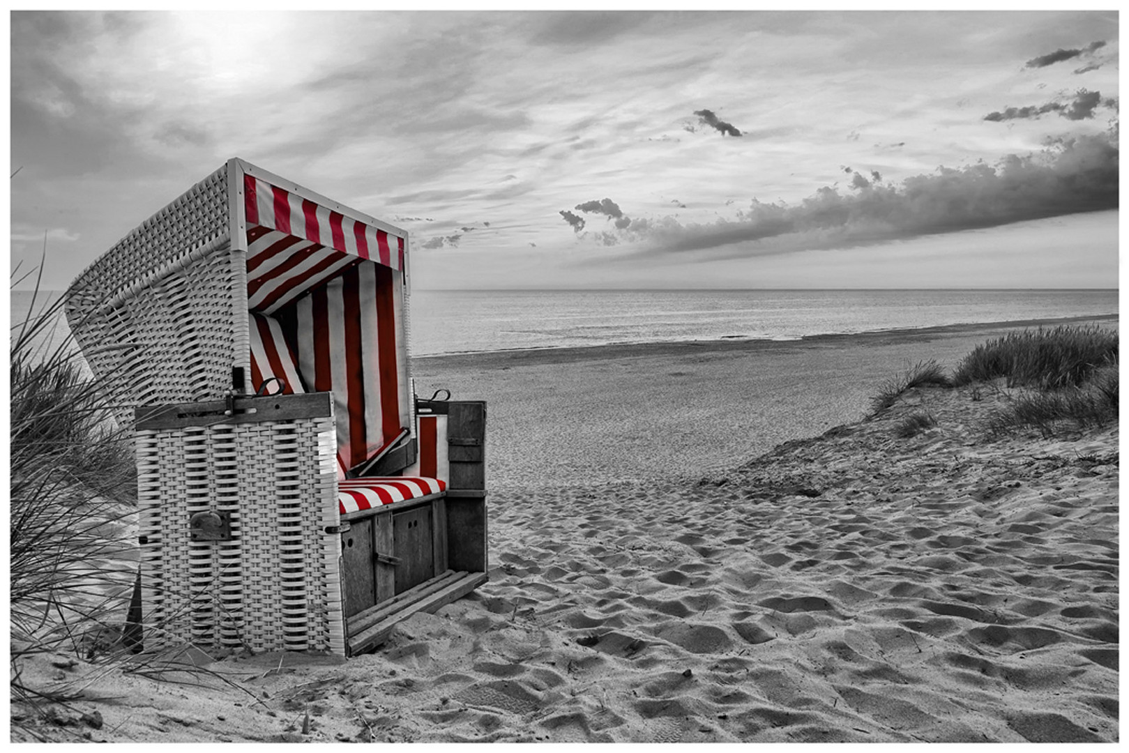 Strandkorb am Strand von Sylt, schwarz-weiss, teilcoloiert ...