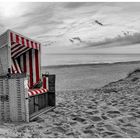 Strandkorb am Strand von Sylt, schwarz-weiss, teilcoloiert