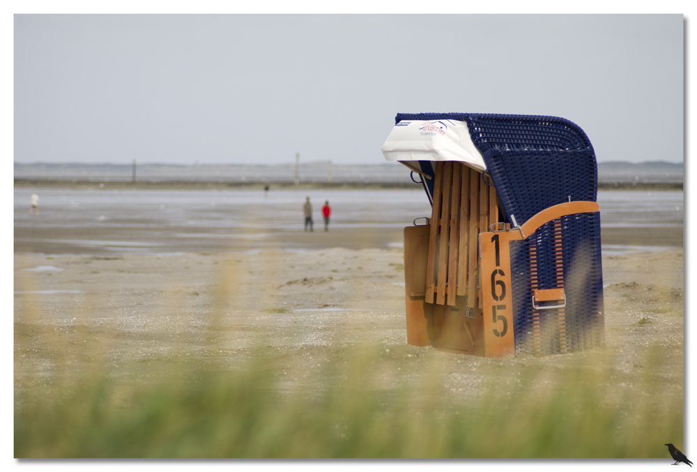 Strandkorb an der Küste ...