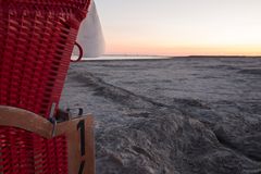 Strandkorb bei sonnenaufgang