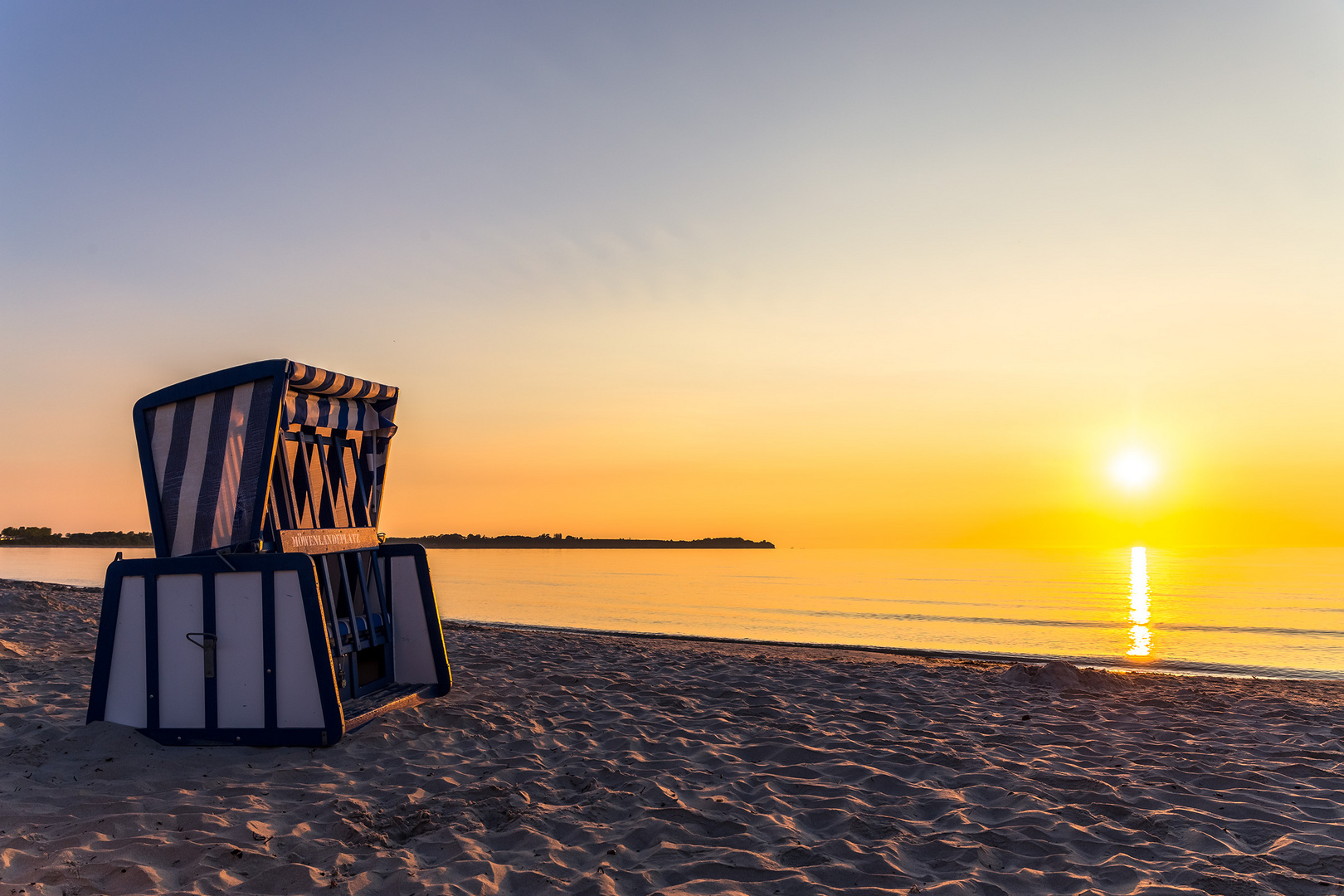 Strandkorb bei Sonnenaufgang