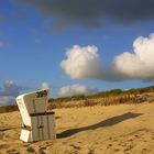 Strandkorb beobachtet Wolke