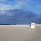 Strandkorb einsam - und ein Unwetter zieht auf