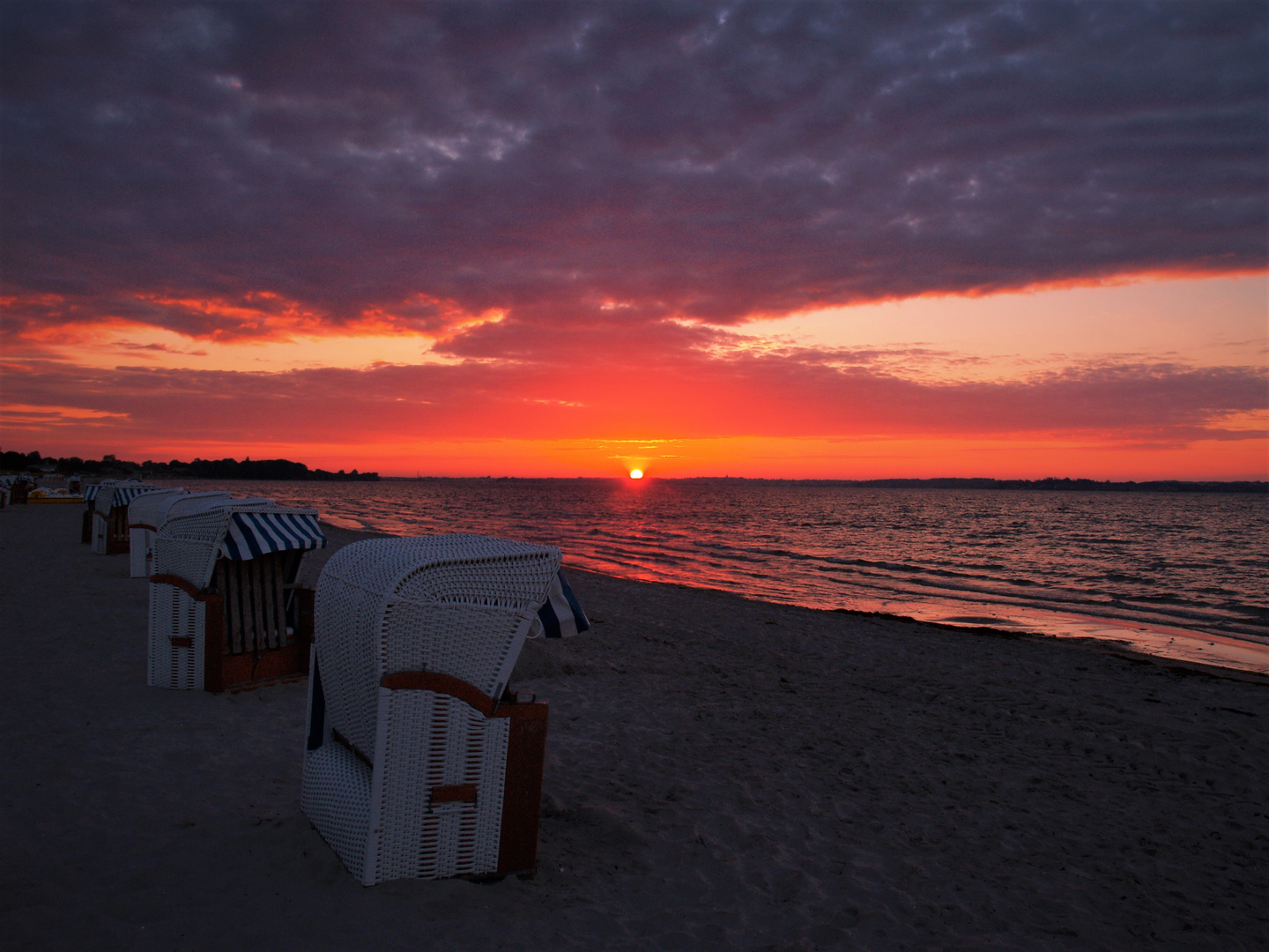 Strandkorb im Sonnenaufgang