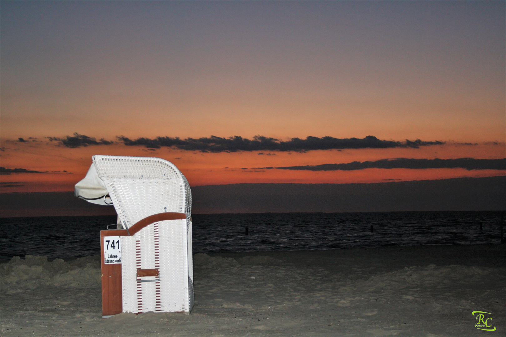 Strandkorb im Sonnenuntergang