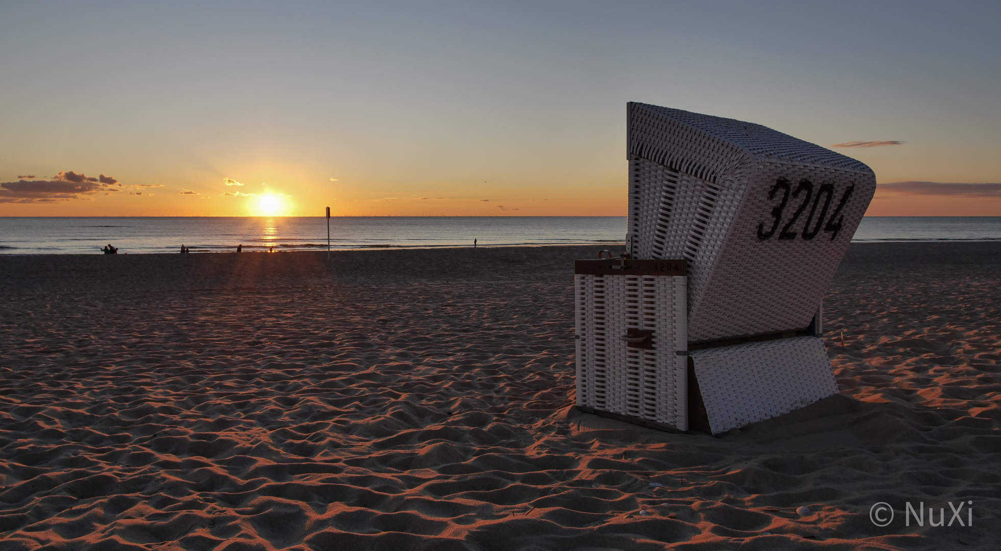 STRANDKORB IM SONNENUNTERGANG 