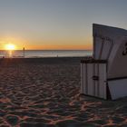 STRANDKORB IM SONNENUNTERGANG 