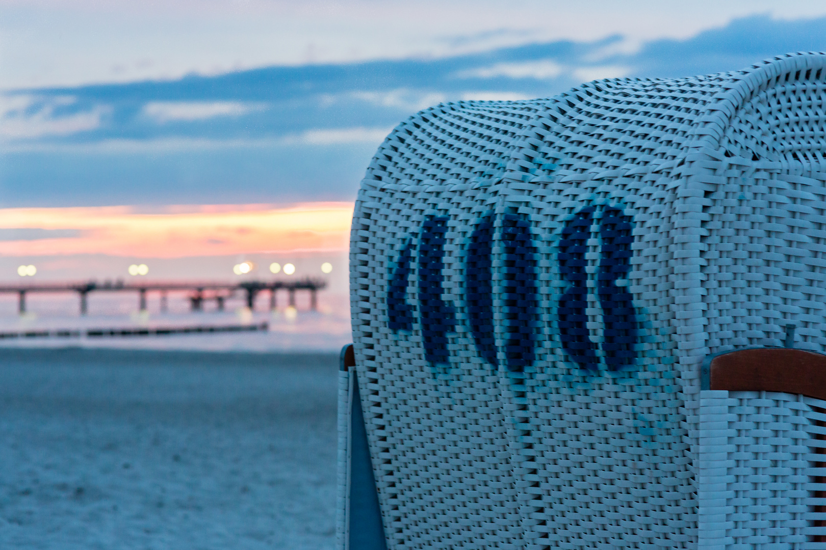 Strandkorb in der Abenddämmerung