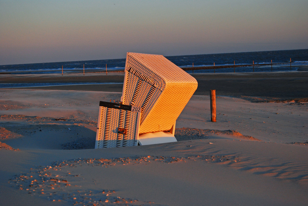 Strandkorb in der Morgensonne