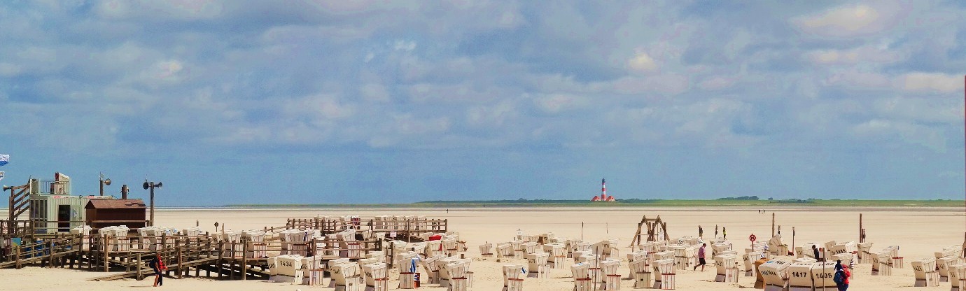 ....Strandkorbarea in Sankt-Peter-Ording mit Westerhever Leuchtturm im Hintergrund