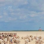 ....Strandkorbarea in Sankt-Peter-Ording mit Westerhever Leuchtturm im Hintergrund