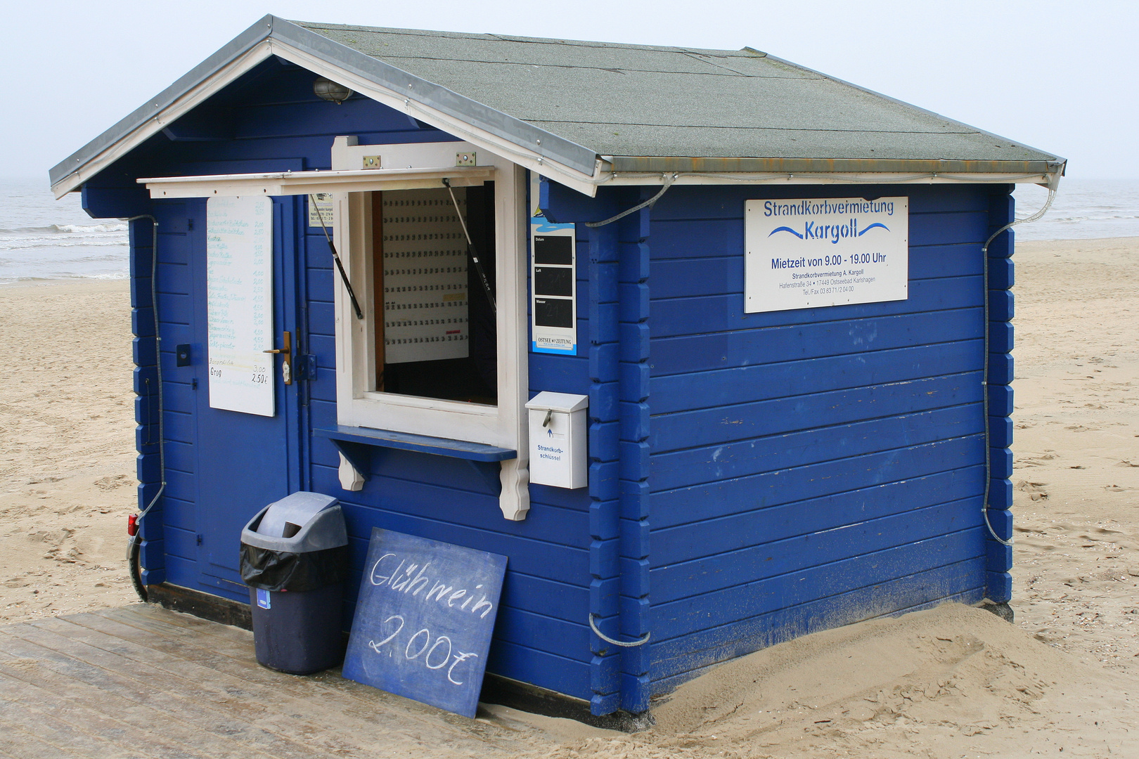 Strandkorbvermietungshäuschen im Oktober