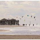 Strandläufer und Surfer