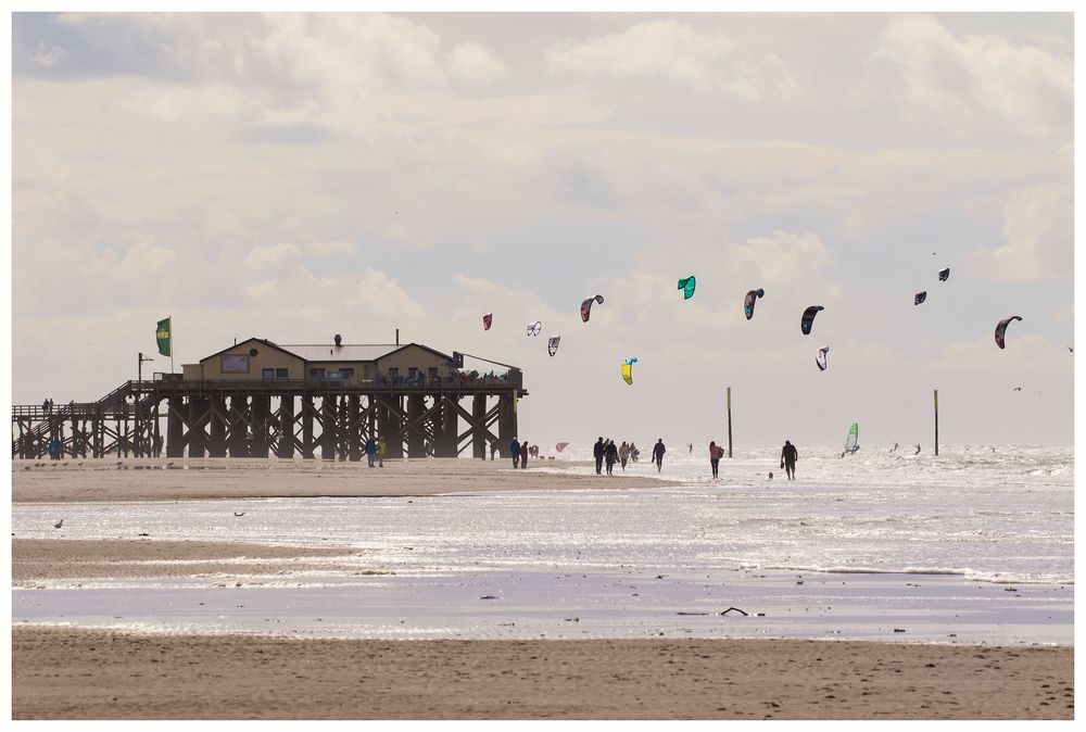 Strandläufer und Surfer