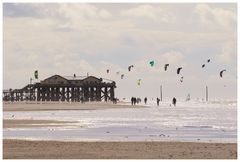 Strandläufer und Surfer