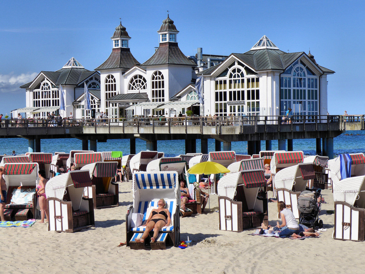 Strandleben an der Seebrücke von Sellin/Rügen