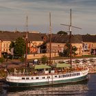 Strandleben mit Restaurantschiff zur Abendstunde am Rhein